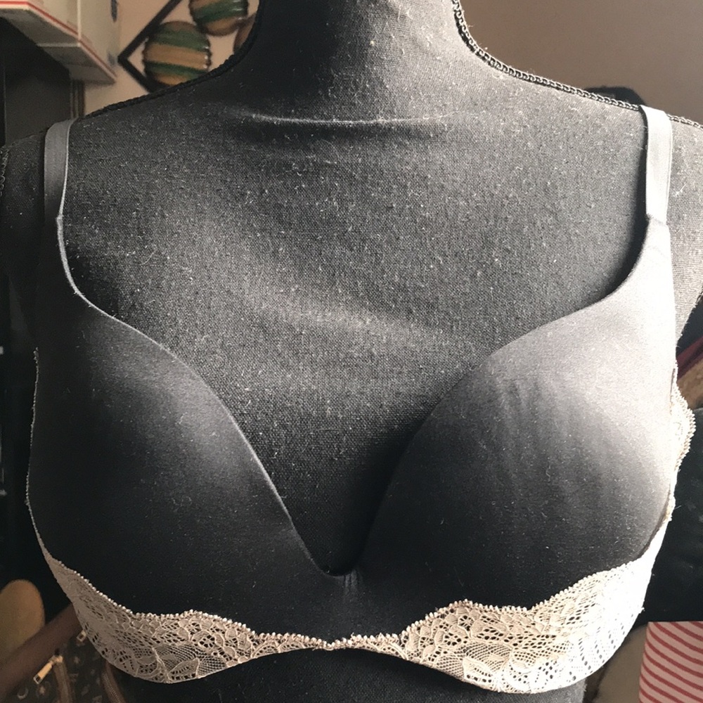 {$15 BUNDLED} VICTORIA’S SECRET Black Tan Lace Bra